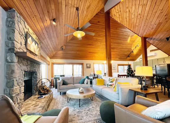 Wintergreen Cabin, Hot Tub, Sauna, Walk to Trails