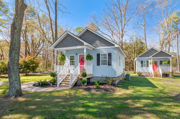 Two Private Cottages 3BR, Boat Parking, Walk to Marinas