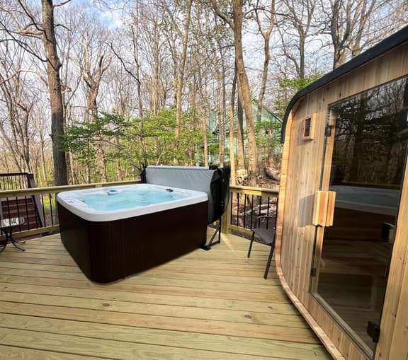 Wintergreen Cabin, Hot Tub, Sauna, Walk to Trails